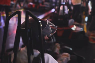 Kapalı alan karting pisti, go-kart yarışması, go-kart yarış pisti manzarası