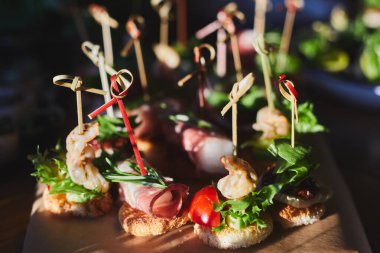 Kurumsal noel partisinde ya da düğününde farklı atıştırmalıklar ve aperatiflerle güzel dekore edilmiş yemek sofrası. 