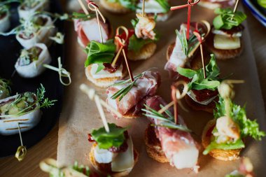 Kurumsal noel partisinde ya da düğününde farklı atıştırmalıklar ve aperatiflerle güzel dekore edilmiş yemek sofrası. 