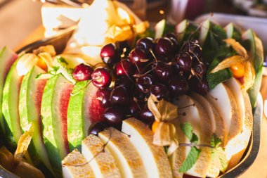 Kurumsal noel partisinde ya da düğününde farklı atıştırmalıklar ve aperatiflerle güzel dekore edilmiş yemek sofrası. 