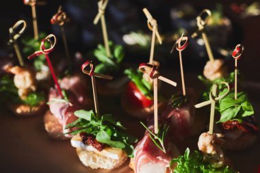 Kurumsal noel partisinde ya da düğününde farklı atıştırmalıklar ve aperatiflerle güzel dekore edilmiş yemek sofrası. 