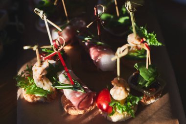 Kurumsal noel partisinde ya da düğününde farklı atıştırmalıklar ve aperatiflerle güzel dekore edilmiş yemek sofrası. 