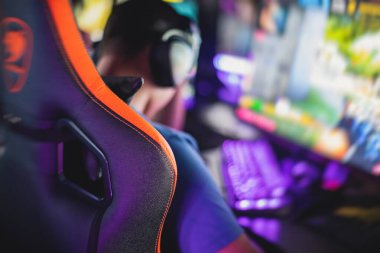 Siber spor e-spor turnuvası, profesyonel oyunculardan oluşan bir takım, klavyeye yakın çekim, düğmeye basma, rekabetçi moba / strateji fps oyununda oynayan oyuncular bir siber oyunlar kulübü arenasında