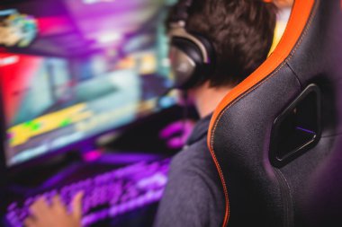 Siber spor e-spor turnuvası, profesyonel oyunculardan oluşan bir takım, klavyeye yakın çekim, düğmeye basma, rekabetçi moba / strateji fps oyununda oynayan oyuncular bir siber oyunlar kulübü arenasında