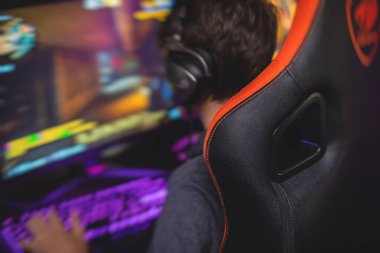 Siber spor e-spor turnuvası, profesyonel oyunculardan oluşan bir takım, klavyeye yakın çekim, düğmeye basma, rekabetçi moba / strateji fps oyununda oynayan oyuncular bir siber oyunlar kulübü arenasında