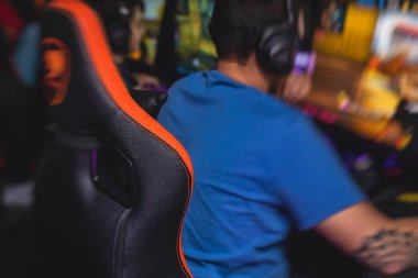Siber spor e-spor turnuvası, profesyonel oyunculardan oluşan bir takım, klavyeye yakın çekim, düğmeye basma, rekabetçi moba / strateji fps oyununda oynayan oyuncular bir siber oyunlar kulübü arenasında