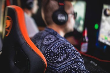 Siber spor e-spor turnuvası, profesyonel oyunculardan oluşan bir takım, klavyeye yakın çekim, düğmeye basma, rekabetçi moba / strateji fps oyununda oynayan oyuncular bir siber oyunlar kulübü arenasında