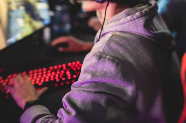 Siber spor e-spor turnuvası, profesyonel oyunculardan oluşan bir takım, klavyeye yakın çekim, düğmeye basma, rekabetçi moba / strateji fps oyununda oynayan oyuncular bir siber oyunlar kulübü arenasında