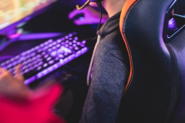 Siber spor e-spor turnuvası, profesyonel oyunculardan oluşan bir takım, klavyeye yakın çekim, düğmeye basma, rekabetçi moba / strateji fps oyununda oynayan oyuncular bir siber oyunlar kulübü arenasında