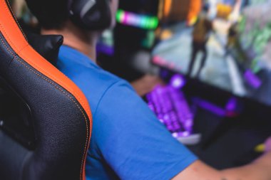 Siber spor e-spor turnuvası, profesyonel oyunculardan oluşan bir takım, klavyeye yakın çekim, düğmeye basma, rekabetçi moba / strateji fps oyununda oynayan oyuncular bir siber oyunlar kulübü arenasında