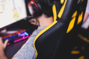 Siber spor e-spor turnuvası, profesyonel oyunculardan oluşan bir takım, klavyeye yakın çekim, düğmeye basma, rekabetçi moba / strateji fps oyununda oynayan oyuncular bir siber oyunlar kulübü arenasında