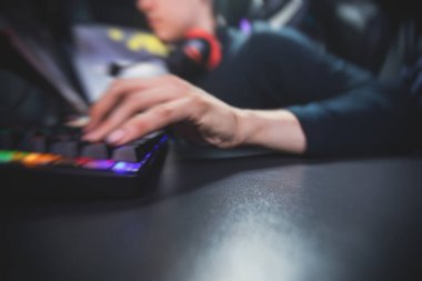 Siber spor e-spor turnuvası, profesyonel oyunculardan oluşan bir takım, klavyeye yakın çekim, düğmeye basma, rekabetçi moba / strateji fps oyununda oynayan oyuncular bir siber oyunlar kulübü arenasında