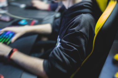 Siber spor e-spor turnuvası, profesyonel oyunculardan oluşan bir takım, klavyeye yakın çekim, düğmeye basma, rekabetçi moba / strateji fps oyununda oynayan oyuncular bir siber oyunlar kulübü arenasında