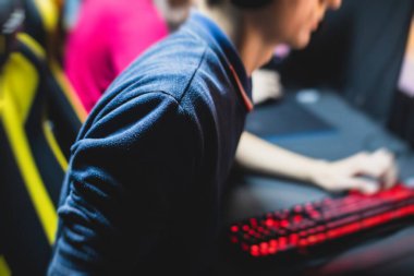 Siber spor e-spor turnuvası, profesyonel oyunculardan oluşan bir takım, klavyeye yakın çekim, düğmeye basma, rekabetçi moba / strateji fps oyununda oynayan oyuncular bir siber oyunlar kulübü arenasında
