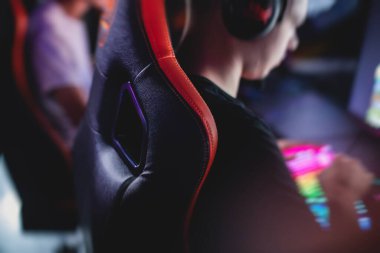 Siber spor e-spor turnuvası, profesyonel oyunculardan oluşan bir takım, klavyeye yakın çekim, düğmeye basma, rekabetçi moba / strateji fps oyununda oynayan oyuncular bir siber oyunlar kulübü arenasında
