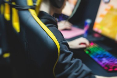 Siber spor e-spor turnuvası, profesyonel oyunculardan oluşan bir takım, klavyeye yakın çekim, düğmeye basma, rekabetçi moba / strateji fps oyununda oynayan oyuncular bir siber oyunlar kulübü arenasında