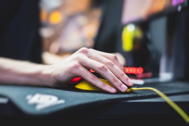 Siber spor e-spor turnuvası, profesyonel oyunculardan oluşan bir takım, klavyeye yakın çekim, düğmeye basma, rekabetçi moba / strateji fps oyununda oynayan oyuncular bir siber oyunlar kulübü arenasında