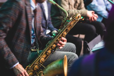 Sahnede caz orkestrası çalarken saksafoncu, saksafoncu, vokalist ve müzikalistin konser görüntüsü