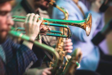 Bir erkek trompetçinin konser görüntüsü, profesyonel trompetçi, caz grubu performansı sırasında vokalist ve müzikal.