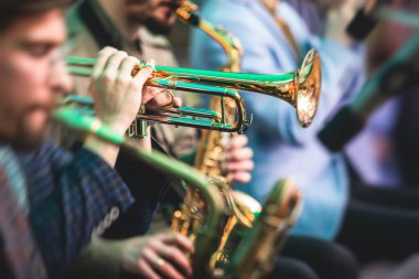 Bir erkek trompetçinin konser görüntüsü, profesyonel trompetçi, caz grubu performansı sırasında vokalist ve müzikal.