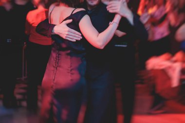 Balo salonunda dans eden çiftler, dans eden Milonga, kırmızı ışıkta tango dersi, dans festivali