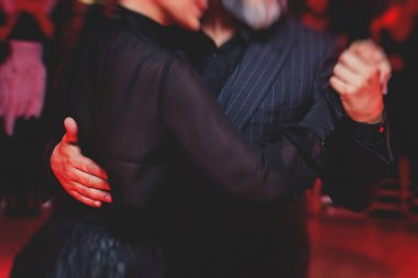 Balo salonunda dans eden çiftler, dans eden Milonga, kırmızı ışıkta tango dersi, dans festivali