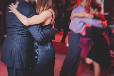 Balo salonunda dans eden çiftler, dans eden Milonga, kırmızı ışıkta tango dersi, dans festivali