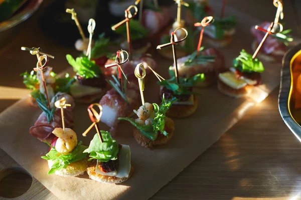 Splendidamente Decorato Tavolo Banchetto Catering Con Diversi Snack Alimentari Antipasti — Foto Stock