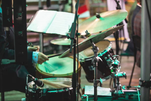 Baterista Percusionista Actuando Escenario Con Kit Batería Durante Espectáculo Jazz — Foto de Stock