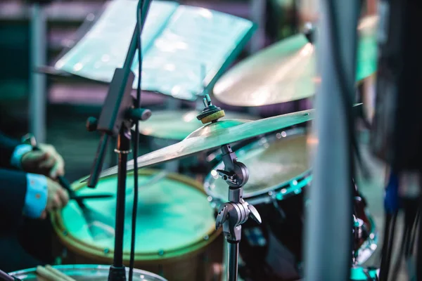 Baterista Percusionista Actuando Escenario Con Kit Batería Durante Espectáculo Jazz — Foto de Stock