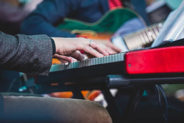 Konzertaufnahme Eines Musikalischen Keyboarders Während Des Auftritts Des Jazzband Orchesters — Stockfoto