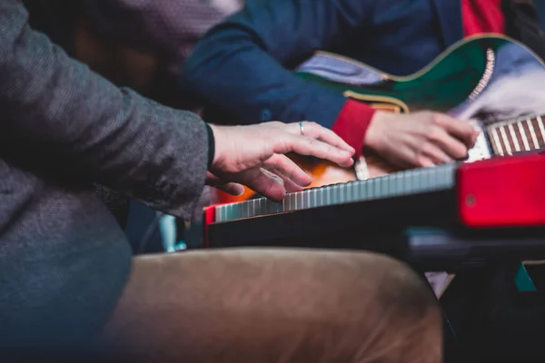 Konzertaufnahme Eines Musikalischen Keyboarders Während Des Auftritts Des Jazzband Orchesters — Stockfoto