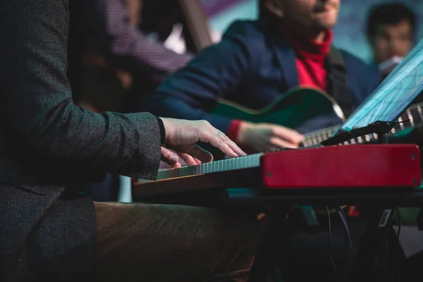 Konzertaufnahme Eines Musikalischen Keyboarders Während Des Auftritts Des Jazzband Orchesters — Stockfoto