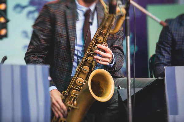 Konzertbild Eines Saxofonisten Saxofonisten Mit Sänger Und Musical Während Eines — Stockfoto