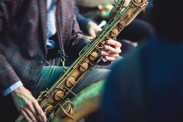 Concertzicht Van Een Saxofonist Saxofonist Met Zanger Muzikant Tijdens Jazzorkest — Stockfoto