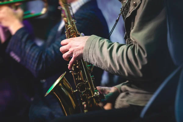 Konzertbild Eines Saxofonisten Saxofonisten Mit Sänger Und Musical Während Eines — Stockfoto