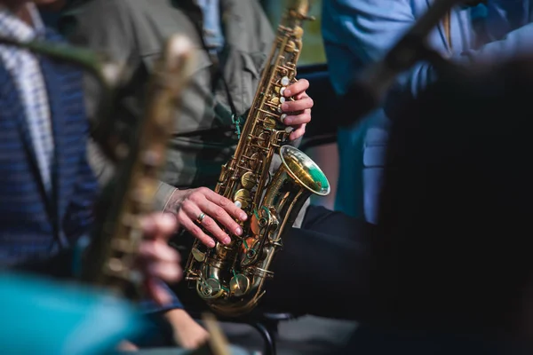Concerto Vista Saxofonista Saxofonista Saxofonista Com Vocalista Musical Durante Orquestra — Fotografia de Stock