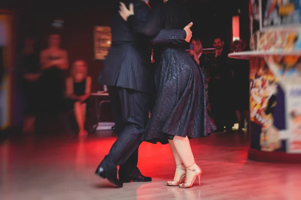 Par Dansar Argentinsk Dans Milonga Balsalen Tango Lektion Rött Ljus — Stockfoto