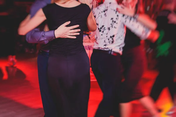 舞踏会でアルゼンチン舞踊のミロンガを踊るカップル 赤いライトでタンゴのレッスン ダンスフェスティバル — ストック写真