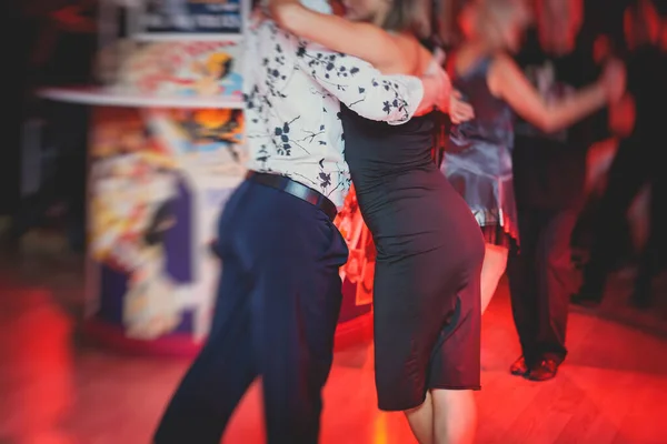 Пары Танцуют Аргентинский Танец Милонга Бальном Зале Урок Танго Красном — стоковое фото