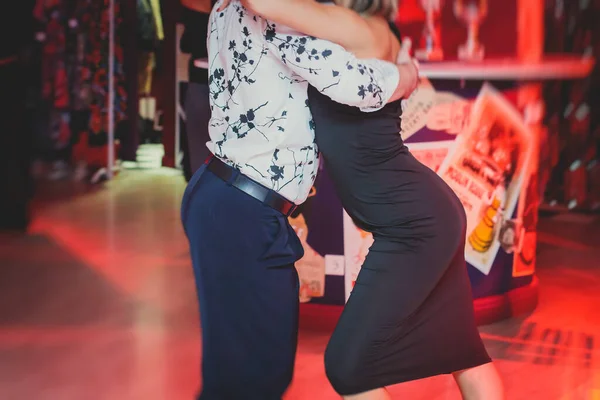 Paare Tanzen Argentinischen Tanz Milonga Festsaal Tango Unterricht Rotlicht Tanzfestival — Stockfoto