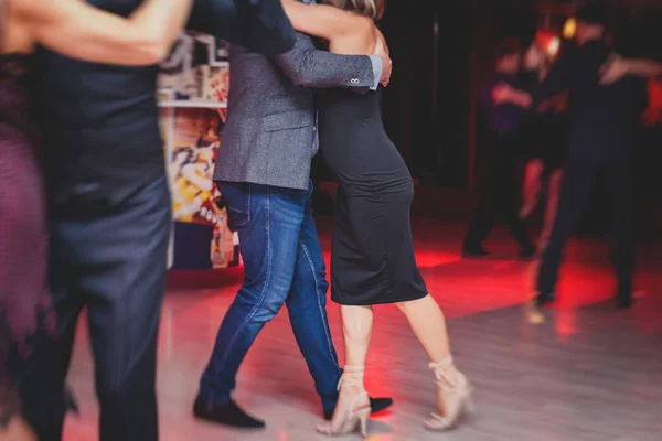 Paare Tanzen Argentinischen Tanz Milonga Festsaal Tango Unterricht Rotlicht Tanzfestival — Stockfoto