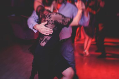 Balo salonunda dans eden çiftler, dans eden Milonga, kırmızı ışıkta tango dersi, dans festivali