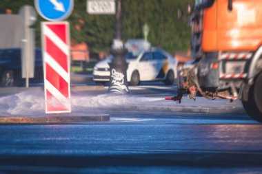 Temizlik makineleri şehrin sokaklarını su püskürtücüsüyle yıkıyor, bir grup belediye sulama makinesi asfaltı yıkıyor, sokak dezenfekte süreci ve tozdan temizleniyor.