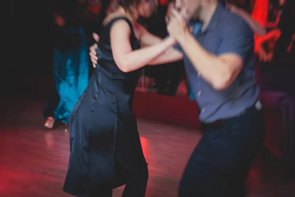 Paare Tanzen Argentinischen Tanz Milonga Festsaal Tango Unterricht Rotlicht Tanzfestival — Stockfoto