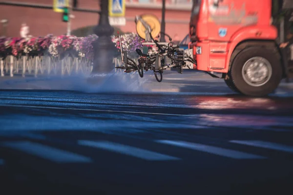 Limpieza Barredoras Descarga Lava Las Calles Ciudad Carretera Con Spray — Foto de Stock