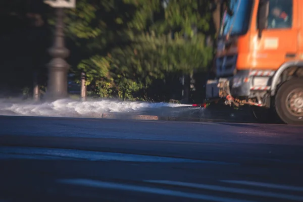 Limpeza Máquinas Varredor Flusher Lava Ruas Cidade Estrada Com Spray — Fotografia de Stock