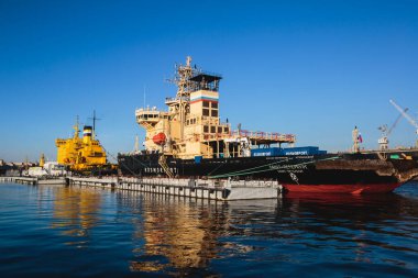 Devasa bir Rus nükleer güç kaynağının görüntüsü, liman limanında dizel motorlu bir buz kırıcı, yaz güneşli bir gün.