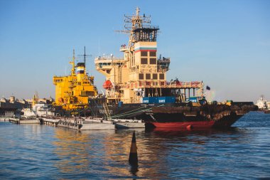Devasa bir Rus nükleer güç kaynağının görüntüsü, liman limanında dizel motorlu bir buz kırıcı, yaz güneşli bir gün.