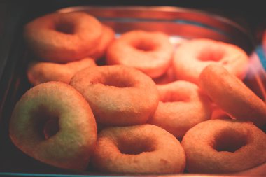 Saint-Petersburg, Rus ponchik, pyshka, donut ve beyaz pudralı geleneksel Rus donutları.